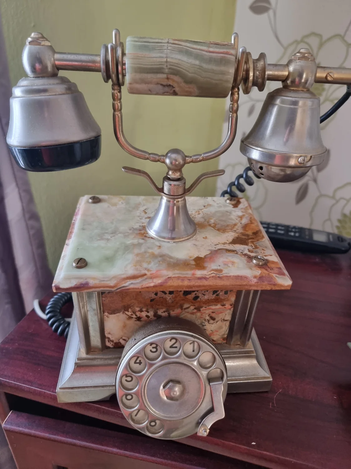 Complete gilt and onyx decorative furniture and accessories job lot.