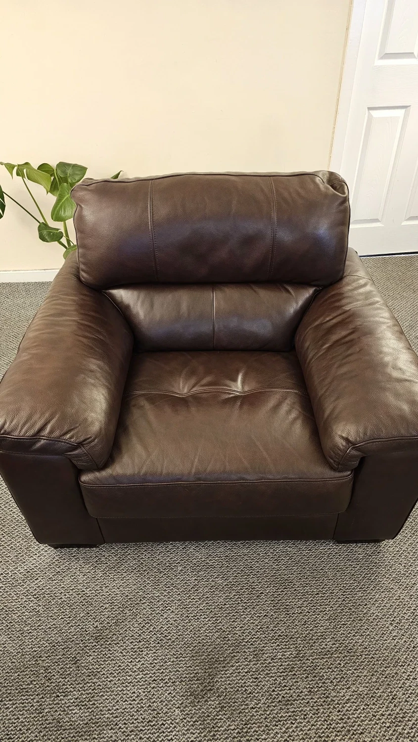 Stylish Modern Leather Armchair in Rich Brown