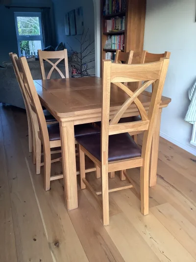Solid oak 5ft x 3ft extending dining table + 6 cross back chairs with faux leather seats