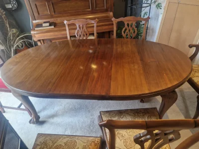 Beautiful traditional wooden extending dining table with 4 matching dining chairs and 1 carver chair